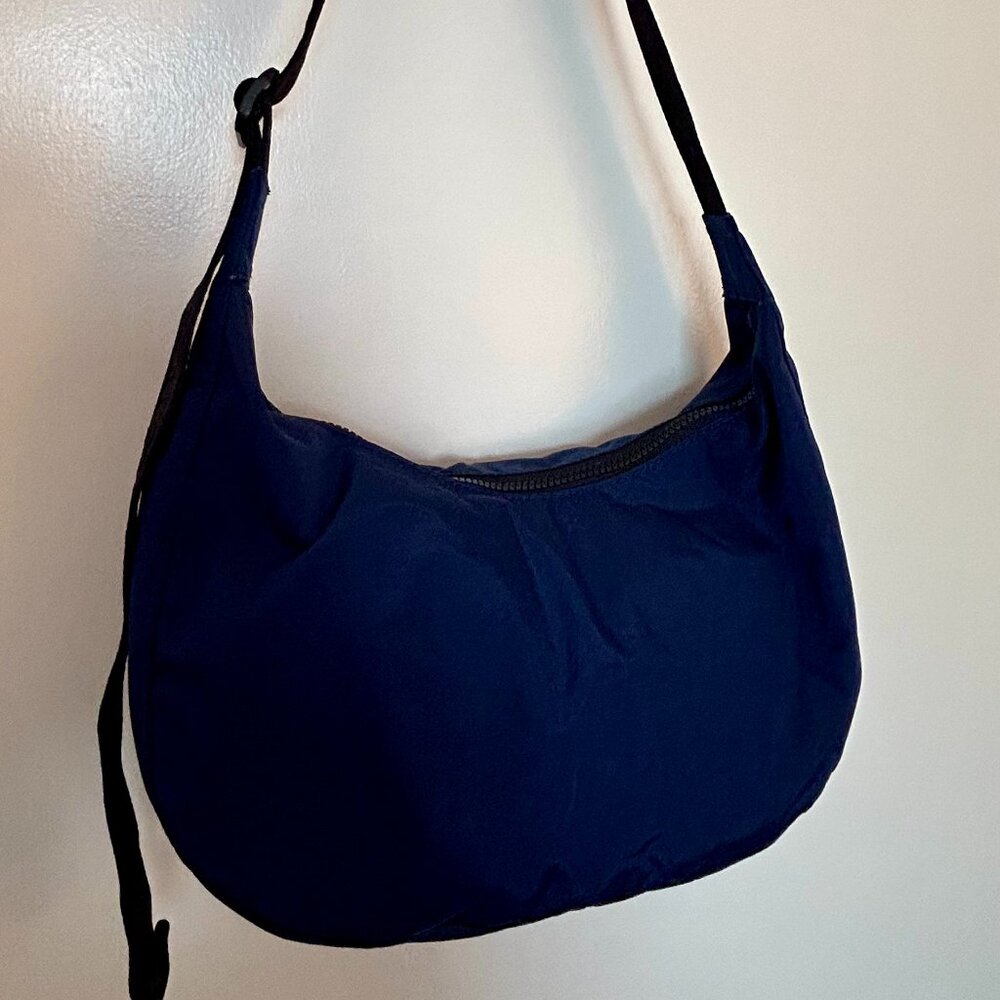 Baggu Medium Crescent Bag in Navy